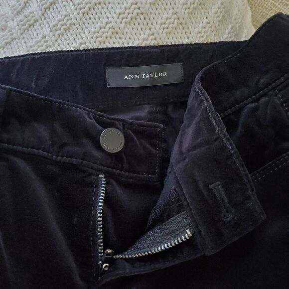 ANN TAYLOR | 'The Skinny' Modern Fit Velvet Pants - size 0 in Black - Picture 10 of 11